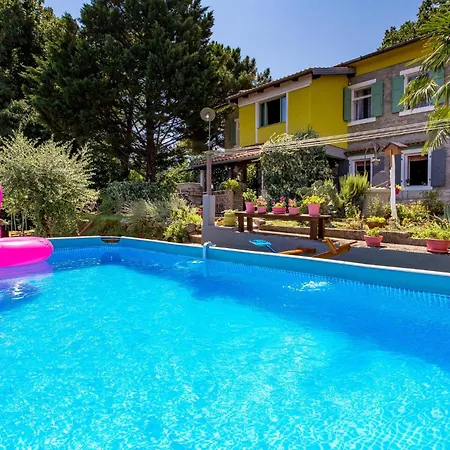 Beautiful In With Wifi Hotel